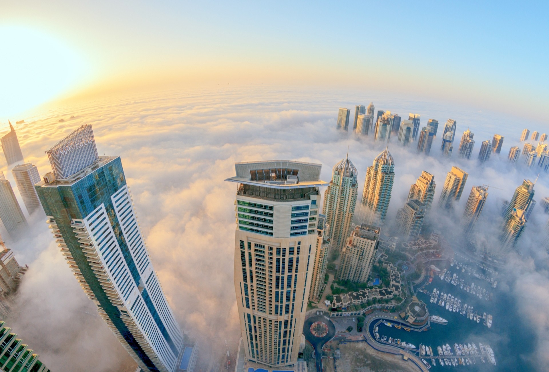 niebla dubai rascacielos vista ciudad