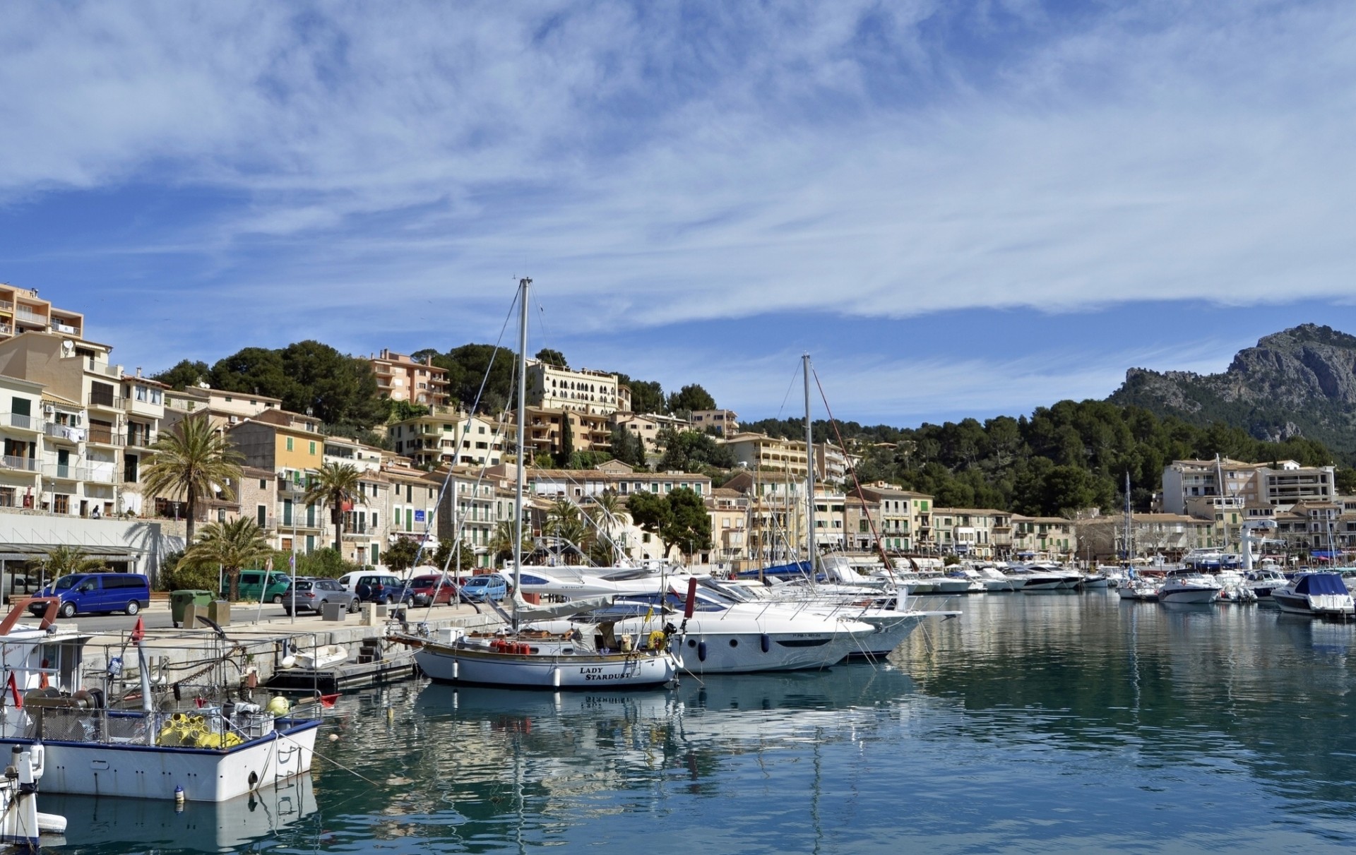 yachten boote mallorca bucht balearen liegeplatz spanien port de sóller mallorca promenade