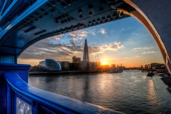 Blick auf den Sonnenuntergang über der Themse in London