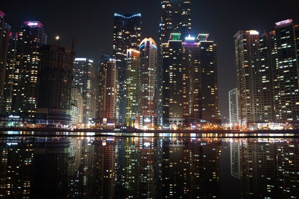 Réflexion de la ville de nuit dans l eau