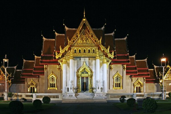 Edificio splendidamente illuminato a Bangkok