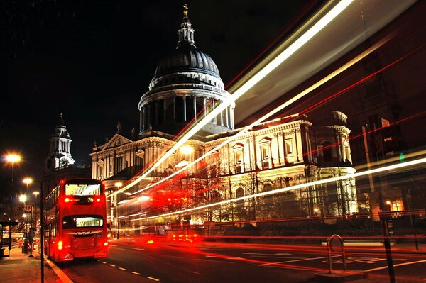 Route de Londres de nuit avec des traces de lumière