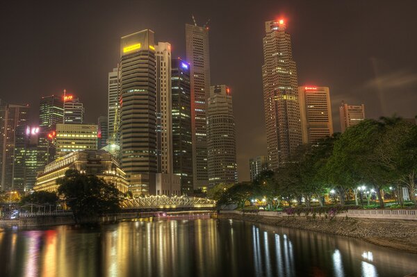 Lumières de la ville de nuit avec la rivière