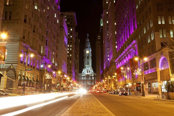 Iluminación de la ciudad nocturna. Paisaje urbano