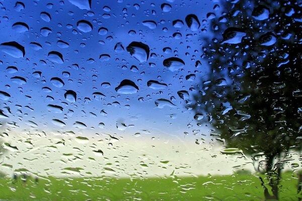 Blauer Himmel auf Glas Hintergrund in Tropfen