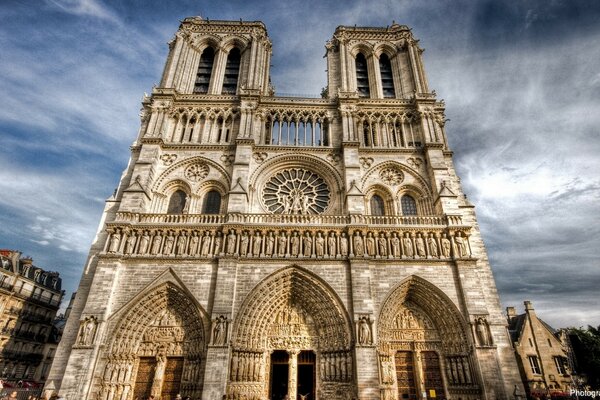 Catedral de Notre Dame de París contra las nubes