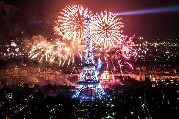Saludo sobre la torre Eiffel en París
