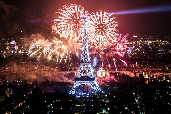 Salut sur la tour Eiffel à Paris