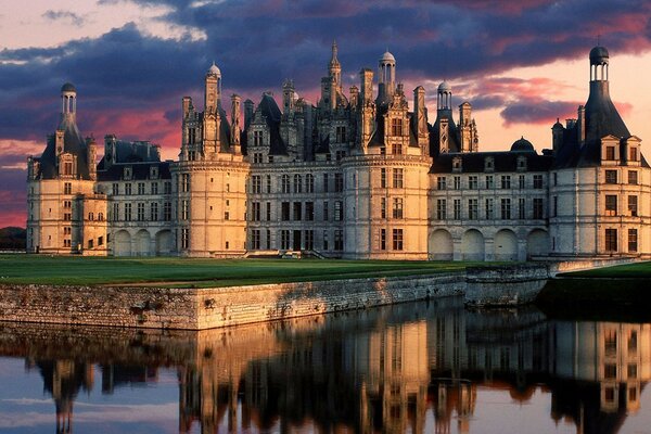 Ancien château se reflète dans l eau