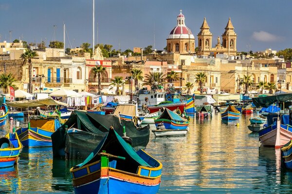 Bateaux multicolores flottent sur l eau