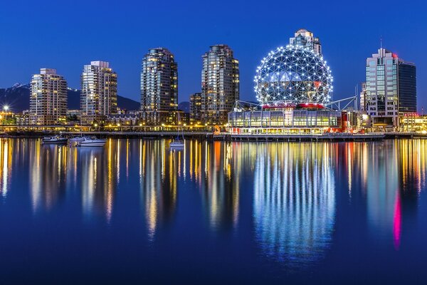 Die Lichter der Nacht von Vancouver spiegeln sich im Wasser wider