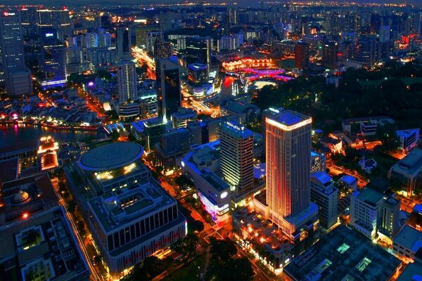 Am späten Abend in Singapur bunte Beleuchtung