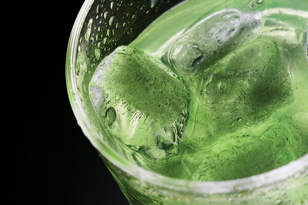 Glace dans un verre de cocktail vert