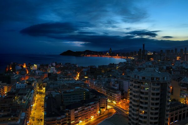 Ville après le coucher du soleil et les lumières brûlantes