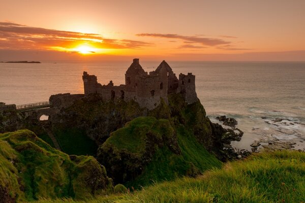 Dunlus Castle am Ufer des Irischen Meeres