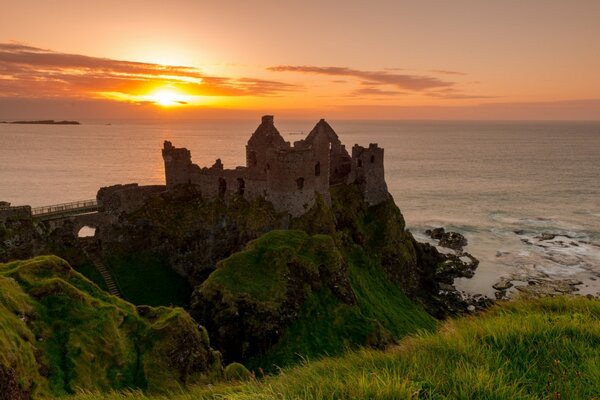 Château de Dunluce sur les rives de la mer d Irlande