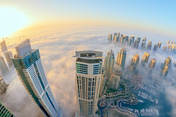 Vue sur les gratte-ciel brumeux de la ville de Dubaï