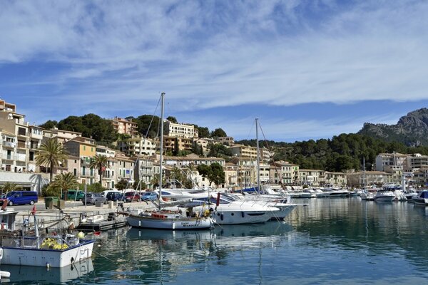 Promenade mit Yachten und Booten. Land, wo die Bucht liegt - Spanien.