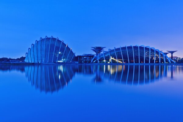 Ungewöhnliche Architektur des Gebäudes in der Nähe des Wassers