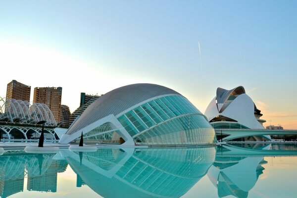 Hermosa e inusual arquitectura de un edificio que se refleja en el agua