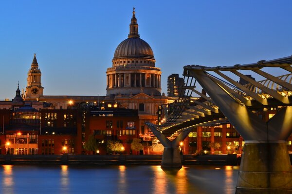 Crepúsculo en la ciudad inglesa y el canal del río