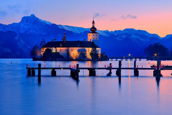 Lago del tramonto Traunsee in Austria