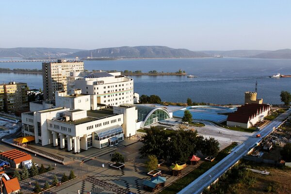 Città russa sulla riva del fiume