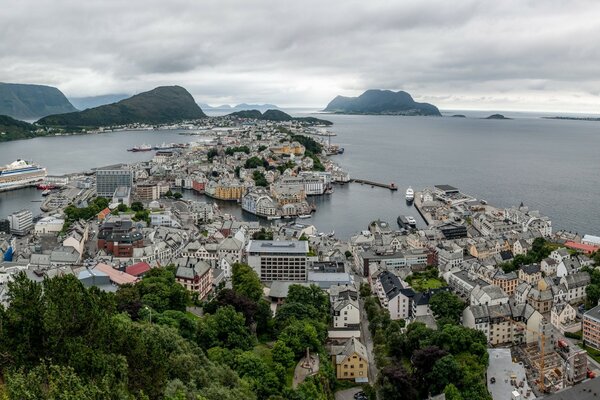 Grauer Himmel über dem norwegischen Meer