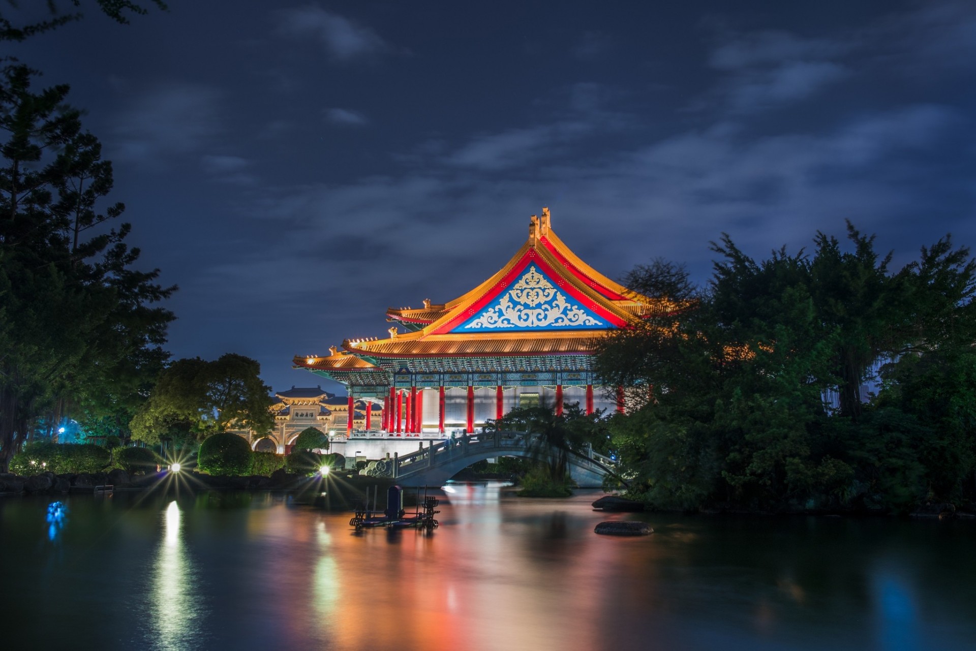 arquitectura estanque azul árboles cielo edificio teatro nacional nubes puente noche iluminación jardín taiwán taipei