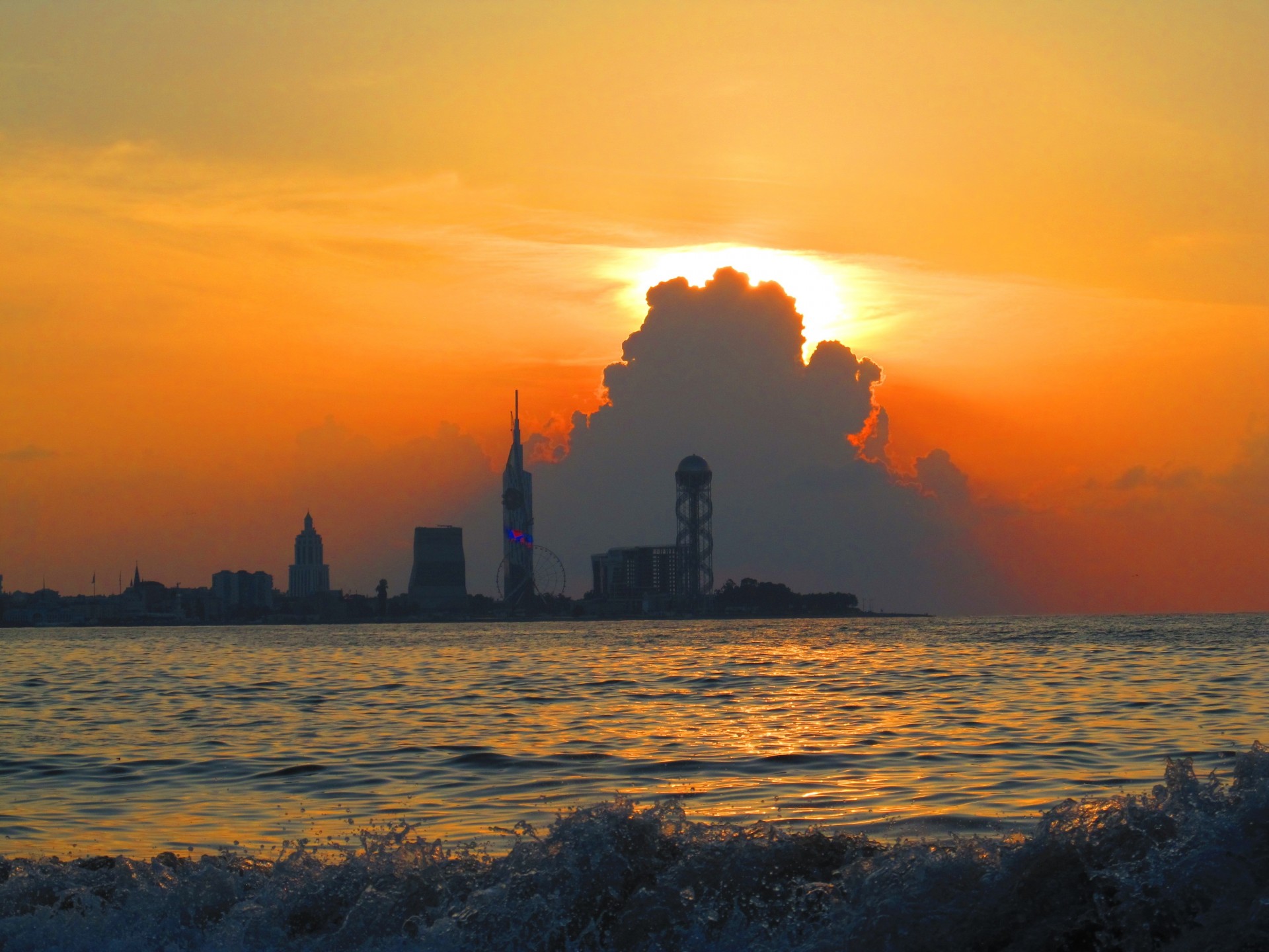 солнце закат побережье берег город ночь море