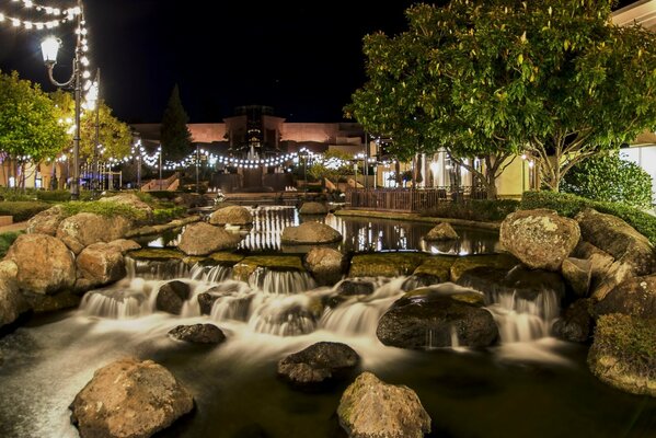 Cascade artificielle californienne la nuit