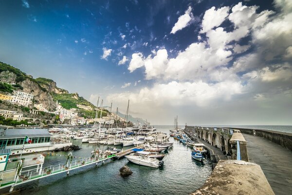 Côte d Italie avec yachts et bateaux