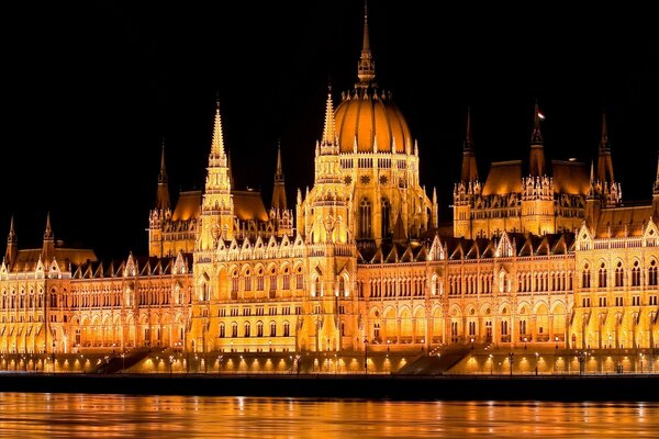 Свет от Парламента в Будапеште