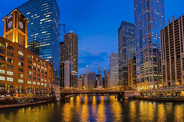 Nocne światła wieżowców w Chicago