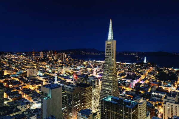 Luces de la ciudad nocturna de San Francisco