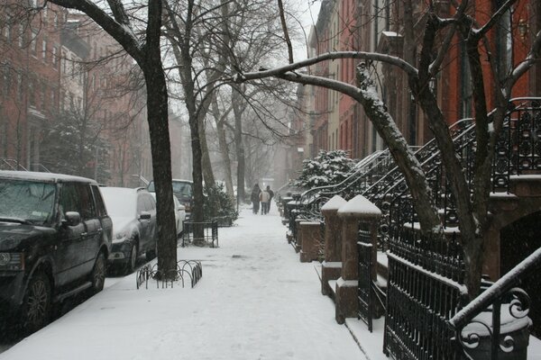 Der Winter ist in New York. Straße im Schnee