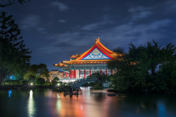 Teatro nacional por la noche en Taipei