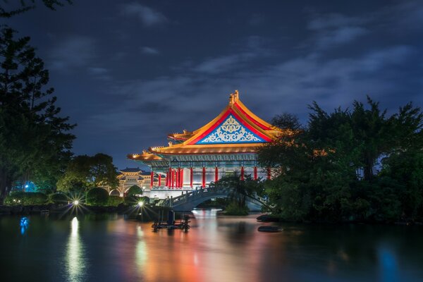 Teatr Narodowy nocą w Tajpej