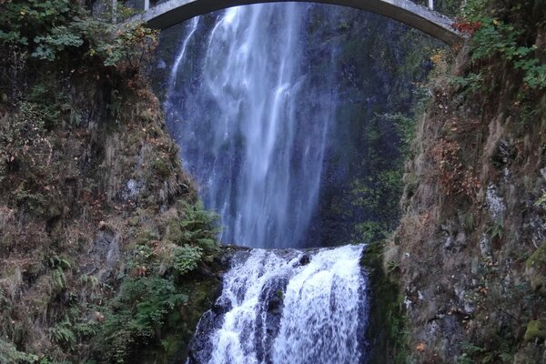 Hermosa cascada Multnomah y puente