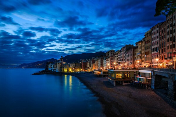 Paseo nocturno de la ciudad italiana