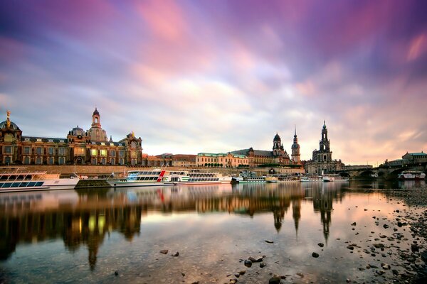 Schönes Foto des Flusses in Dresden