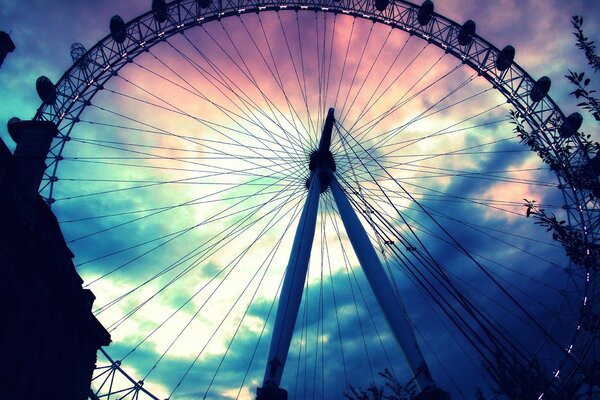 Riesenrad vor dem Hintergrund des Abendhimmels