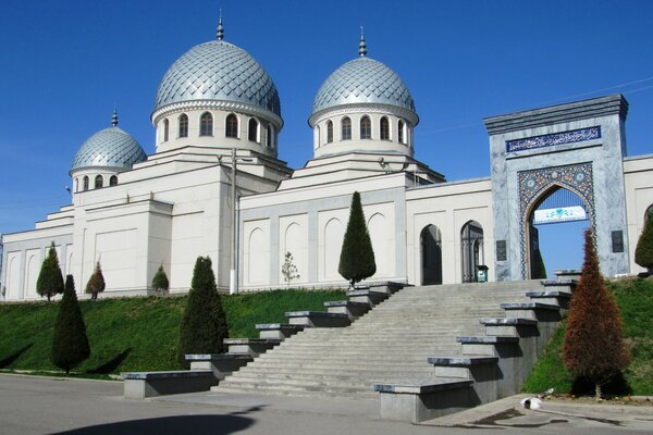 Красивая белоснежная мечеть на горке