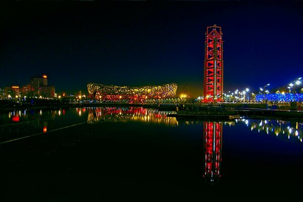 Beijing en la orilla opuesta y su reflejo en el agua