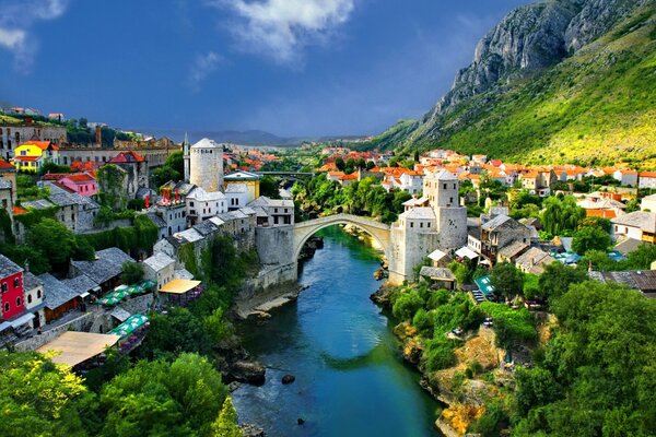 Città in montagna, ponte sul fiume