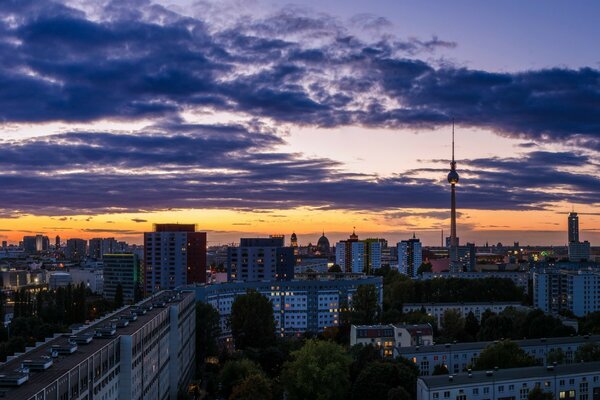 Panorama von Berlin bei Sonnenuntergang. Lila Himmel mit Wolken