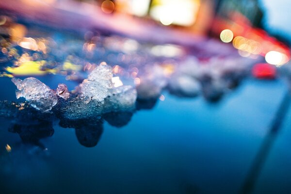 Témpanos de hielo en luces azules en el asfalto