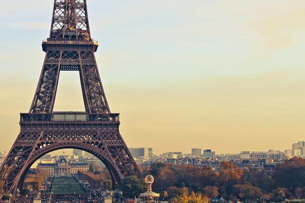 Foto de la puesta de sol cerca de la torre Eiffel