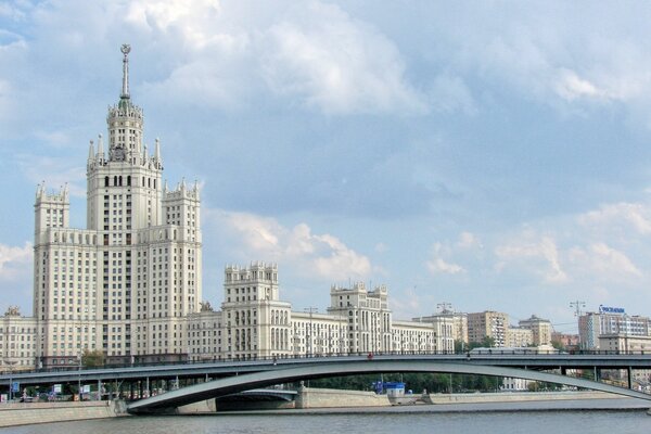 Gratte-ciel du ministère des affaires étrangères à Moscou, vue depuis la rive du fleuve