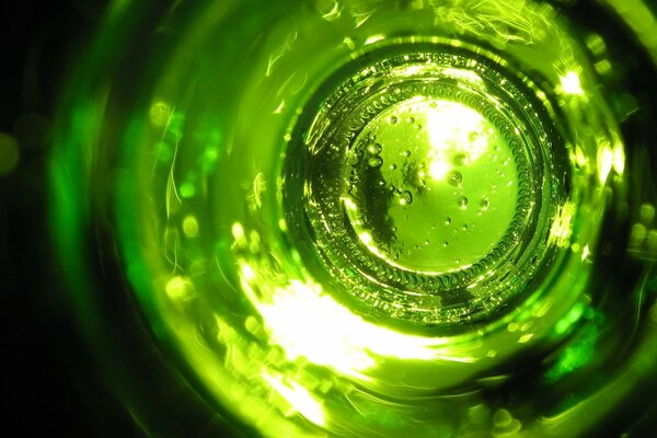 Gotas en una botella verde